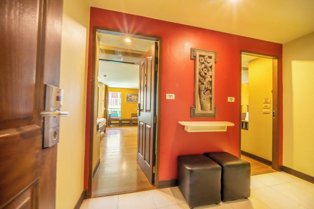 2 Bedrooms Deluxe Family Unit | 客房内保险箱、办公桌、遮光窗帘、熨斗/熨板