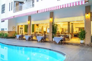 Serveert ontbijt, lunch, diner, internationale gerechten