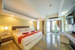 Standaard kamer | Een kluis op de kamer, een bureau, verduisterende gordijnen