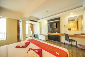 Deluxe Studio Room | In-room safe, desk, blackout drapes, iron/ironing board - La Vintage Resort (Patong)
