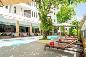 2 outdoor pools, sun loungers
