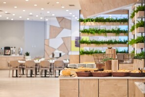 S'hi serveixen esmorzars i sopars 