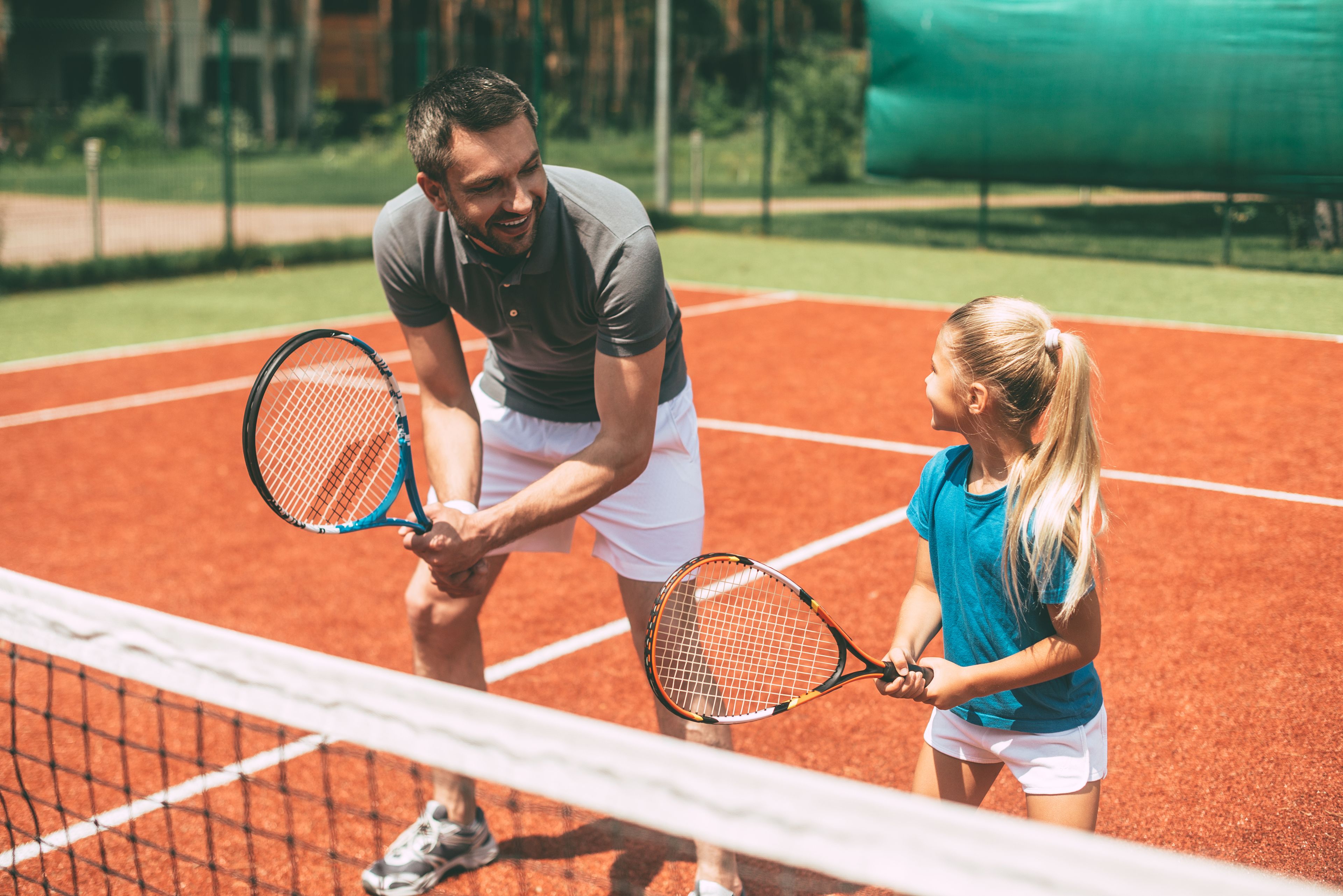 Un court de tennis avec un filet au premier plan.