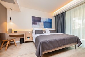 Premium Garden Suite with terrace park side | 1 bilik tidur, bar mini, peti besi dalam bilik, meja 