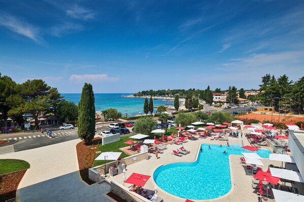 Piscina a l'aire lliure, para-sols i gandules 
