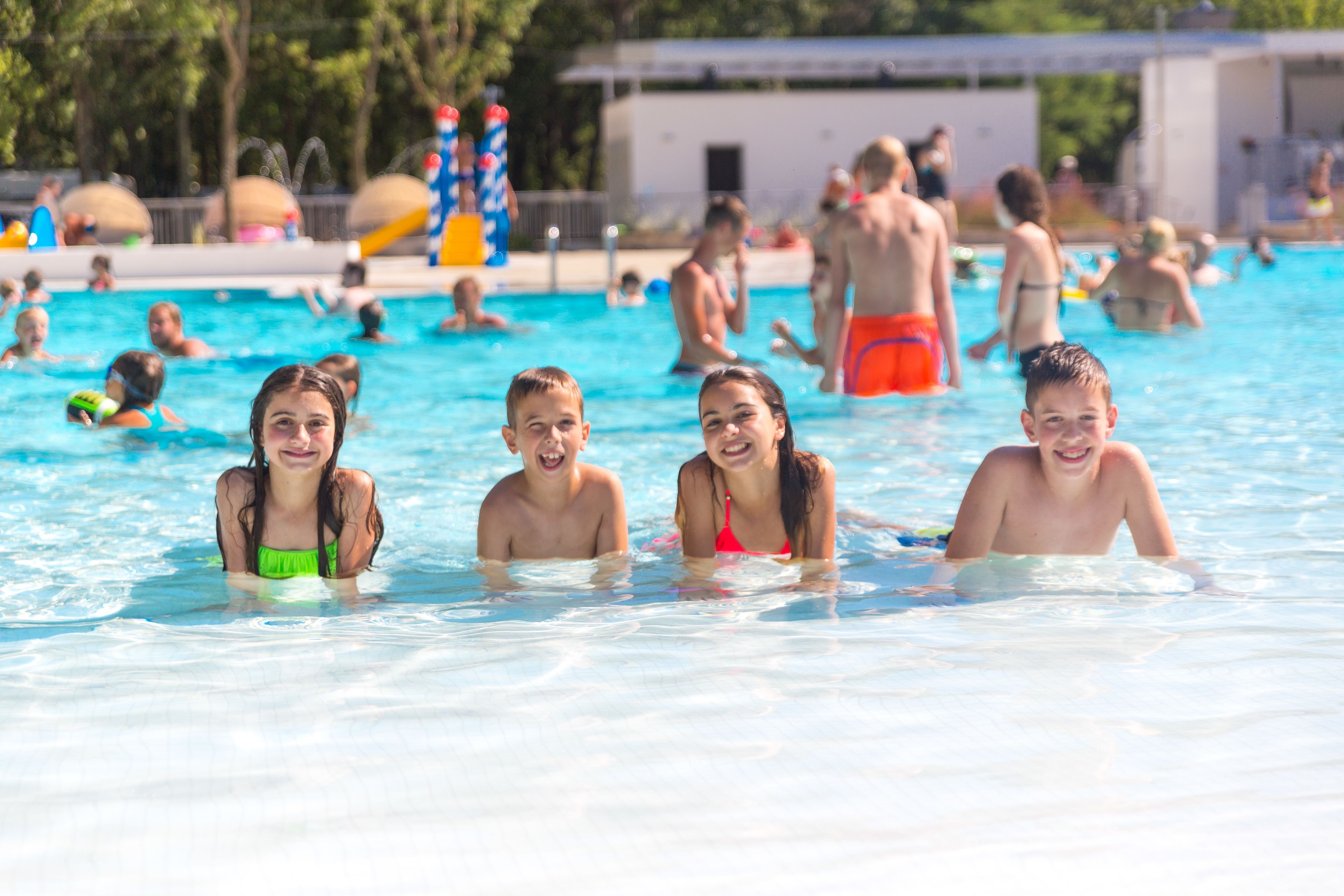 حمّام سباحة خارجي، مظلات على حمّام السباحة، مقاعد للتشمس