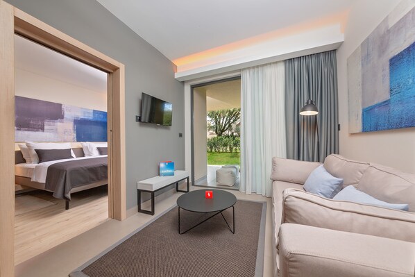 Premium Garden Suite with terrace park side | Pemandangan dari bilik