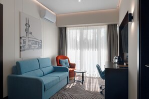 ميني بار ومكتب ومساحة عمل للكمبيوتر المحمول وواي فاي مجانًا