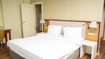 1 bedroom, minibar, desk, laptop workspace