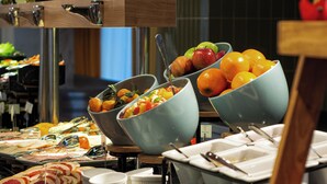 Um buffet com diversos alimentos e bebidas.