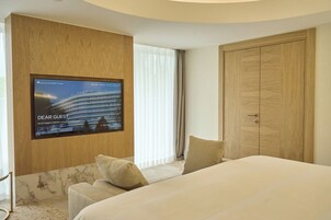 Minibar, desk, laptop workspace, free WiFi