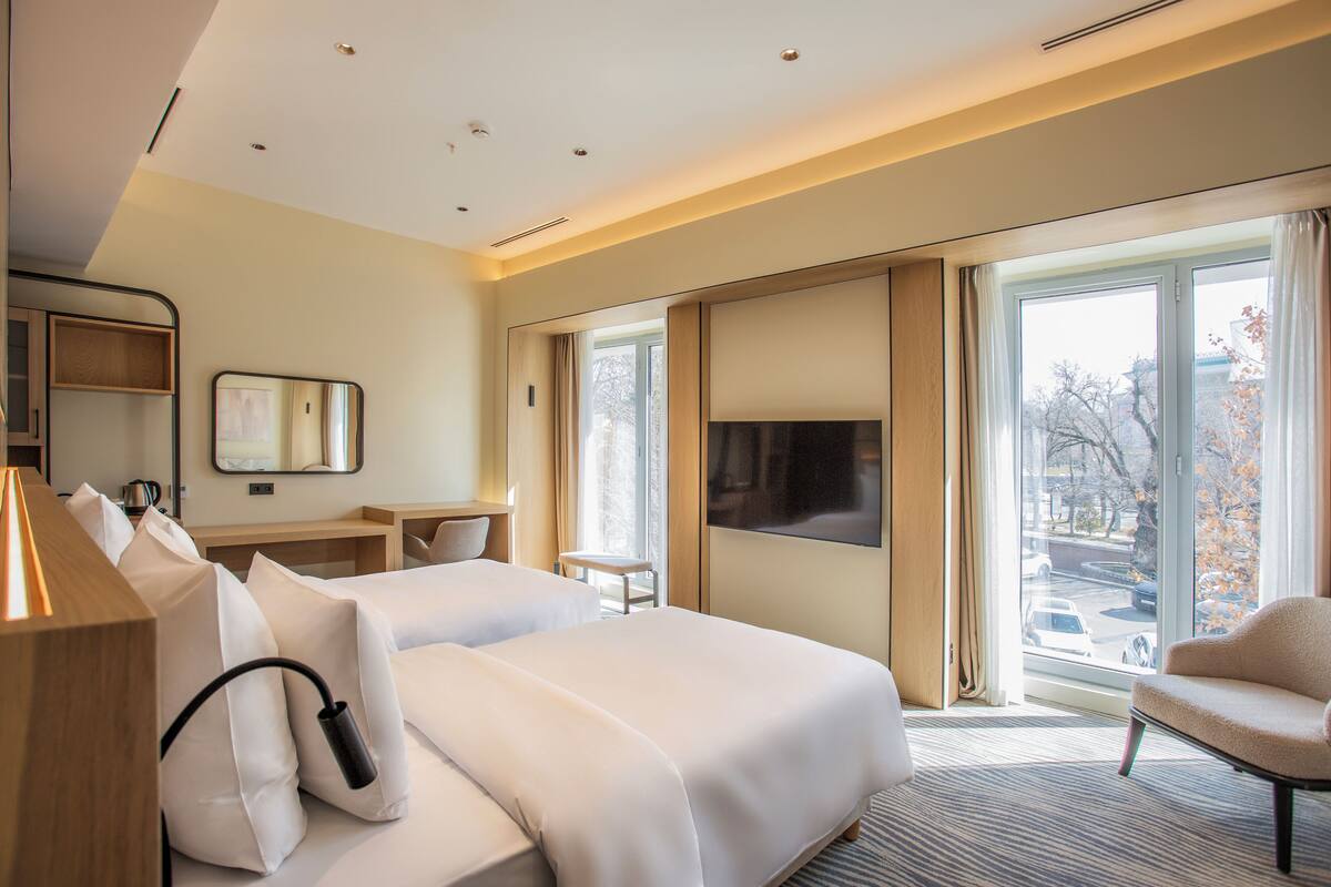 Deluxe Twin Room | Minibar, in-room safe, desk, laptop workspace
