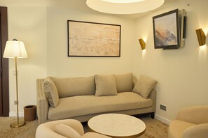 تلفزيون بحجم 42-بوصة يعرض قنوات تلفزيونية باشتراك مدفوع