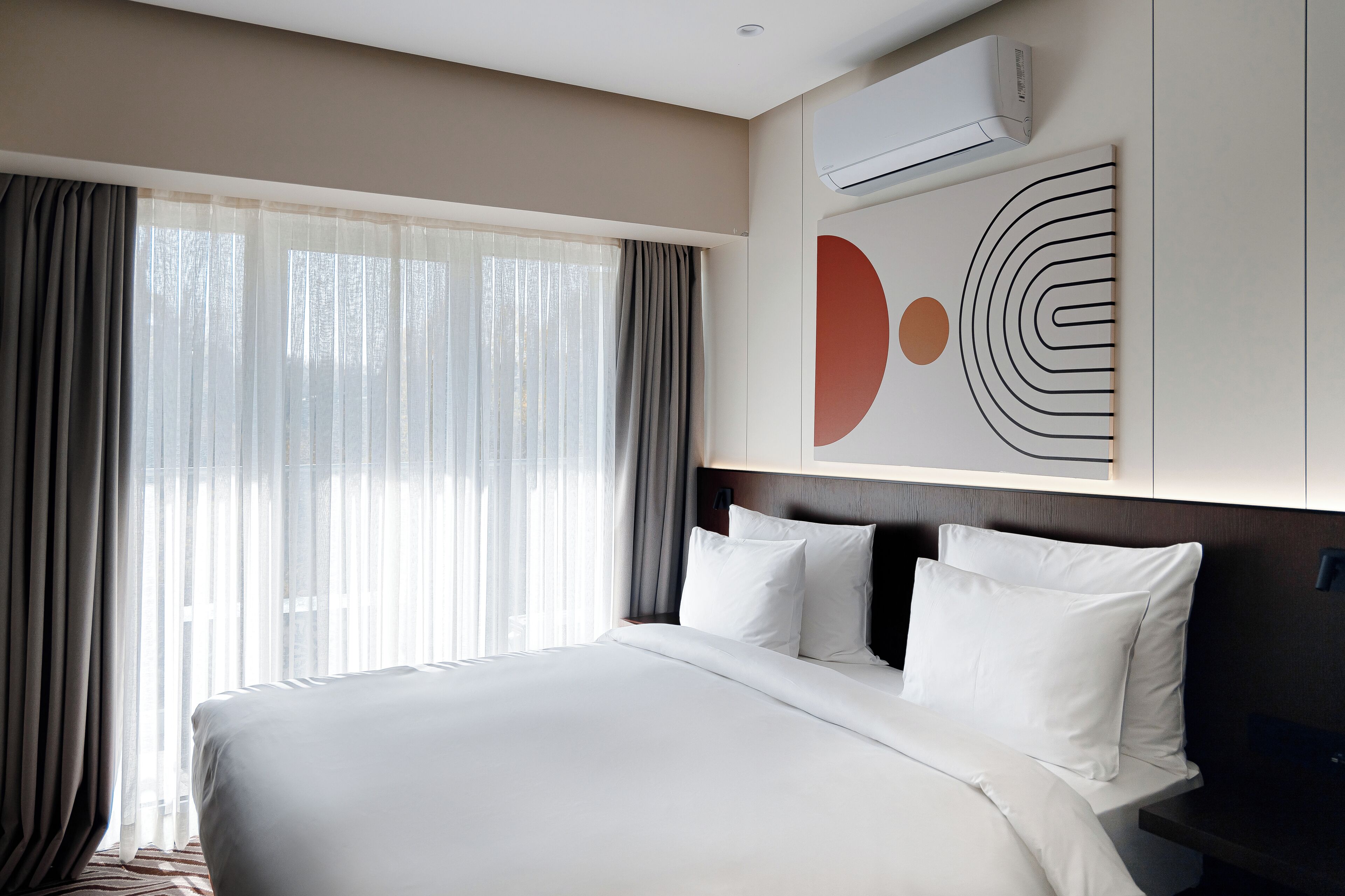 Minibar, escritorio, espacio para trabajar con un portátil y wifi gratis