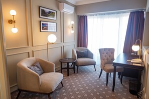 Lyxigt tvÄbÀddsrum | 1 sovrum, minibar, skrivbord och arbetsyta för laptop