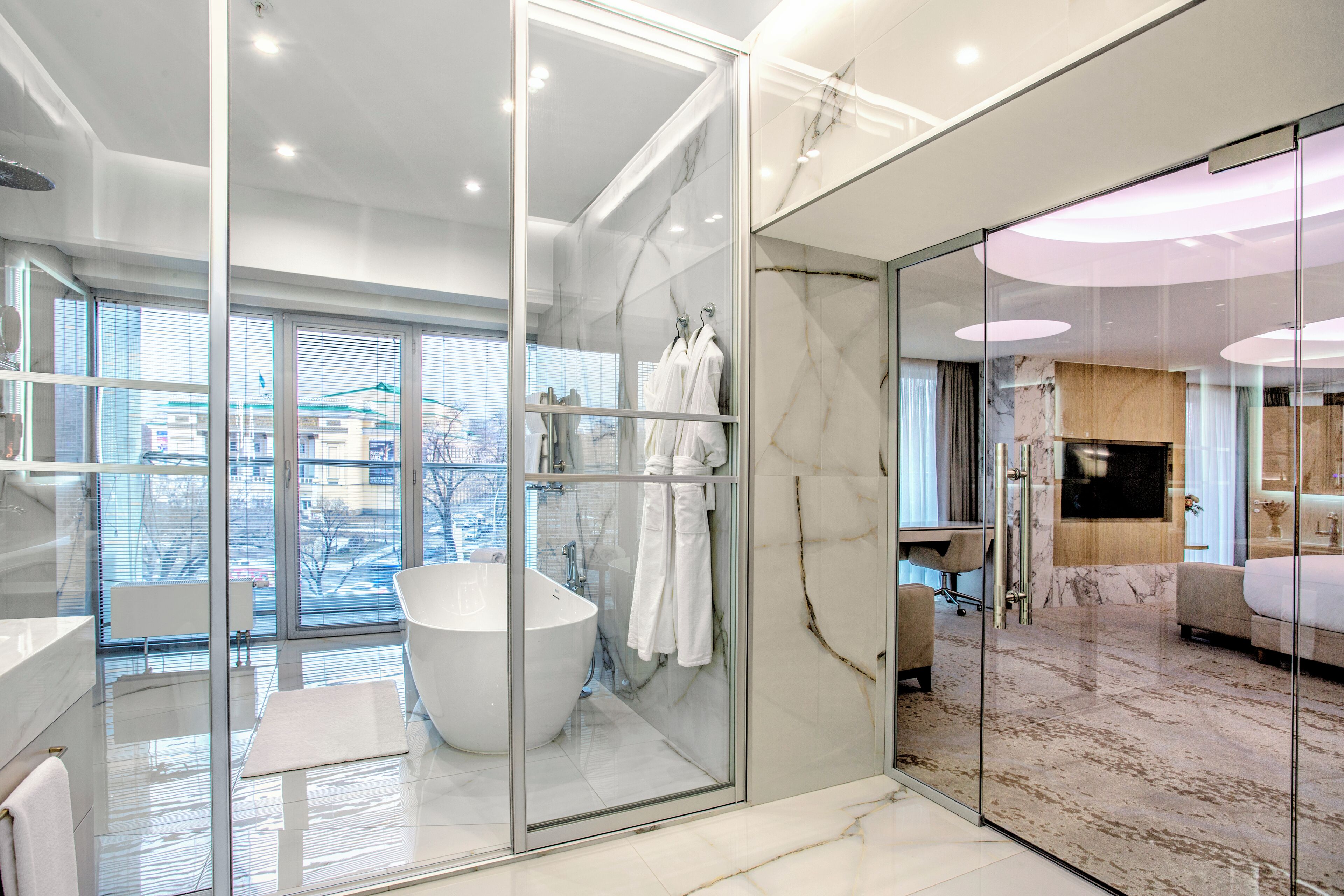 Executive Suite | Bathroom | Free toiletries, hair dryer, bathrobes, slippers