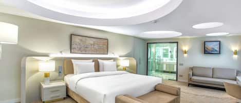 Executive Suite | Minibar, desk, laptop workspace, soundproofing