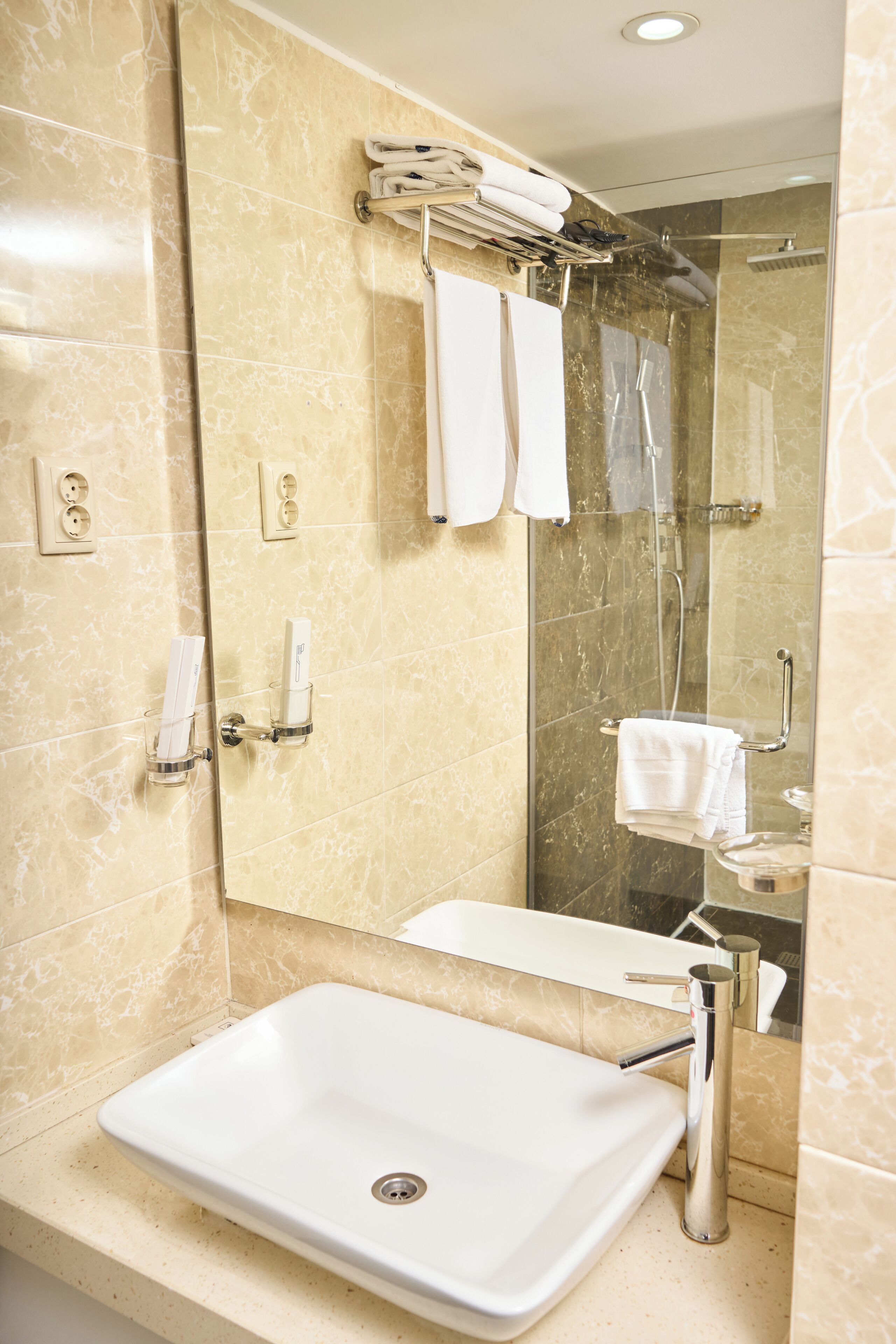 Artículos de higiene personal gratuitos, secador de pelo y albornoces