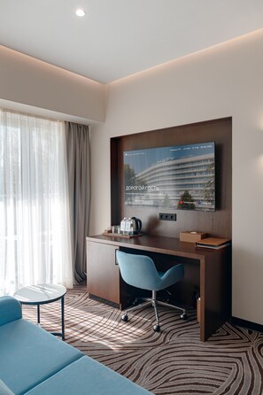 ميني بار ومكتب ومساحة عمل للكمبيوتر المحمول وواي فاي مجانًا