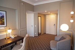 Lyxigt tvÄbÀddsrum | 1 sovrum, minibar, skrivbord och arbetsyta för laptop