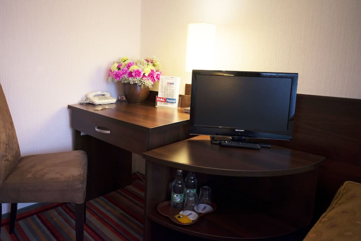 Classic Twin Room | Premium bedding, in-room safe, desk, cribs/infant beds
