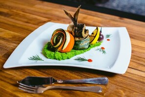 Café da manhã, almoço e jantar; culinária internacional 