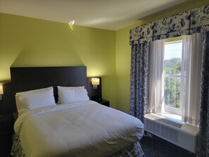 Desk, laptop workspace, iron/ironing board, free cribs/infant beds - Holiday Inn Garland by IHG (Garland)