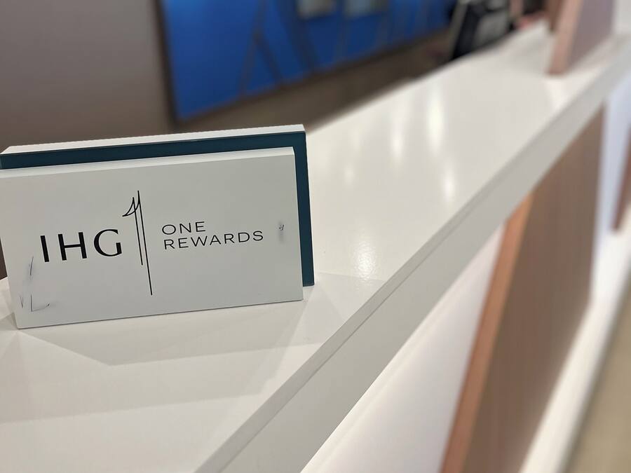 Una reception con un cartello che riporta 'IHG ONE REWARDS'.