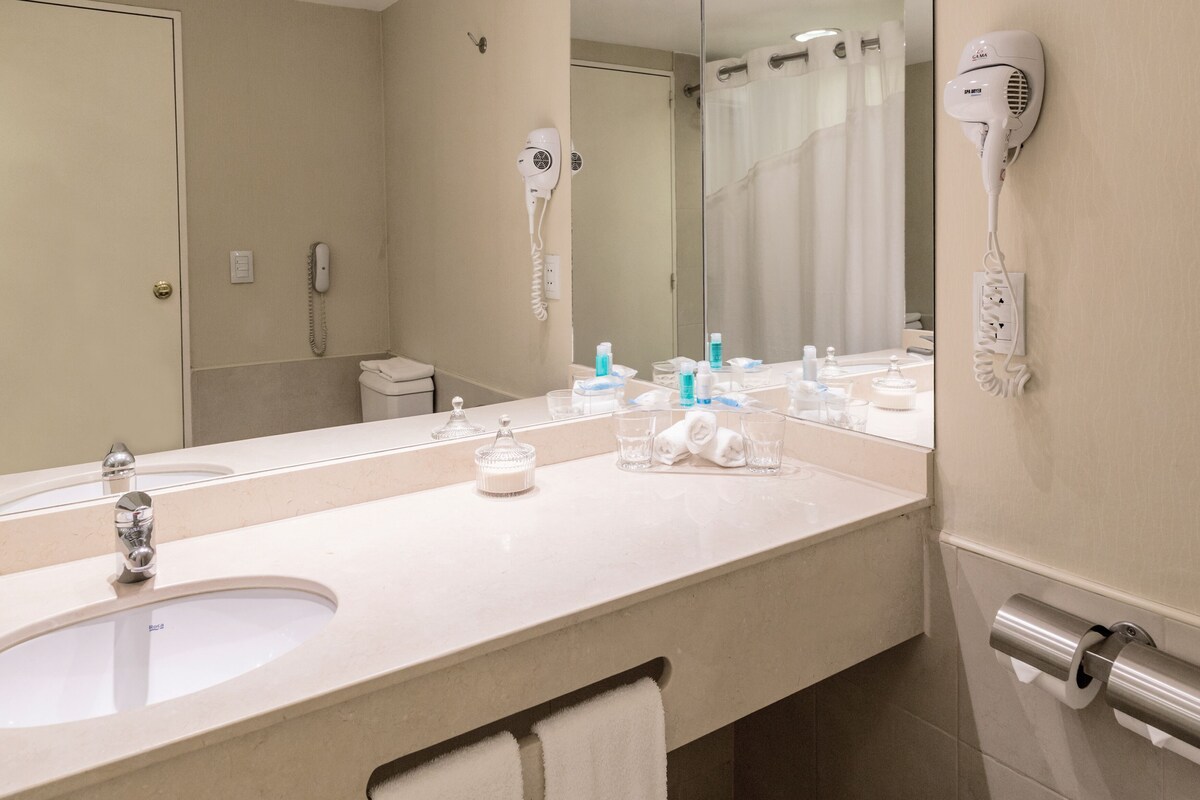 Ducha y bañera combinadas y artículos de higiene personal gratuitos