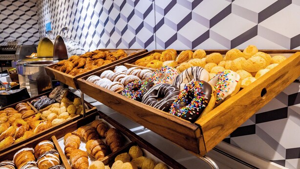 A bakery display with various pastries and donuts. - Holiday Inn Express Rosario by IHG (Rosario)