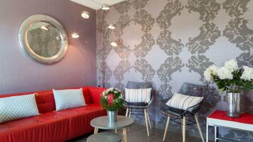 Coin salon dans le hall