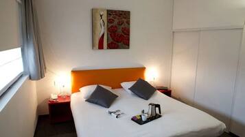 Een bureau, geluiddichte muren, gratis babybedden