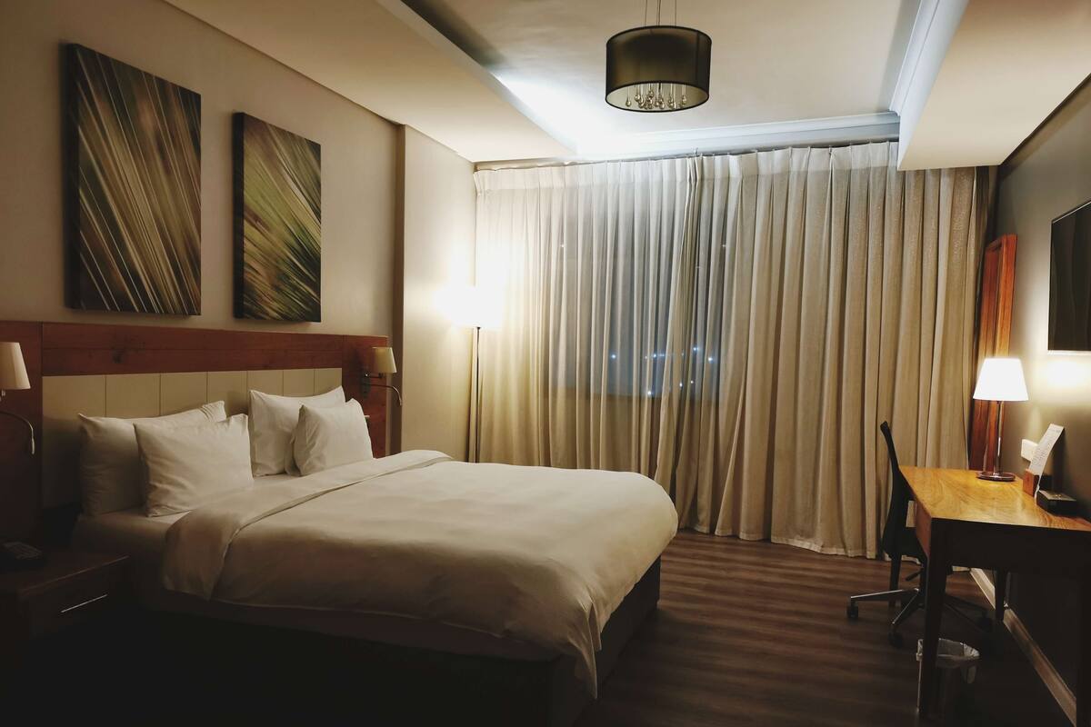 Deluxe kamer, 1 kingsize bed | Luxe beddengoed, donsdekens, pillowtop-bedden, een kluis op de kamer