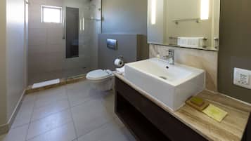 Un baño moderno con inodoro, lavabo y ducha.