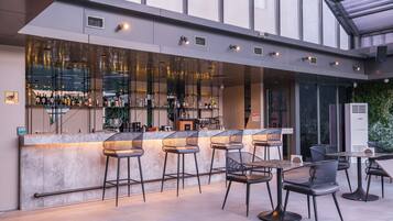 2 Bars/Lounges, Poolbar