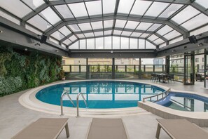 Piscine couverte, piscine extérieure, chaises longues