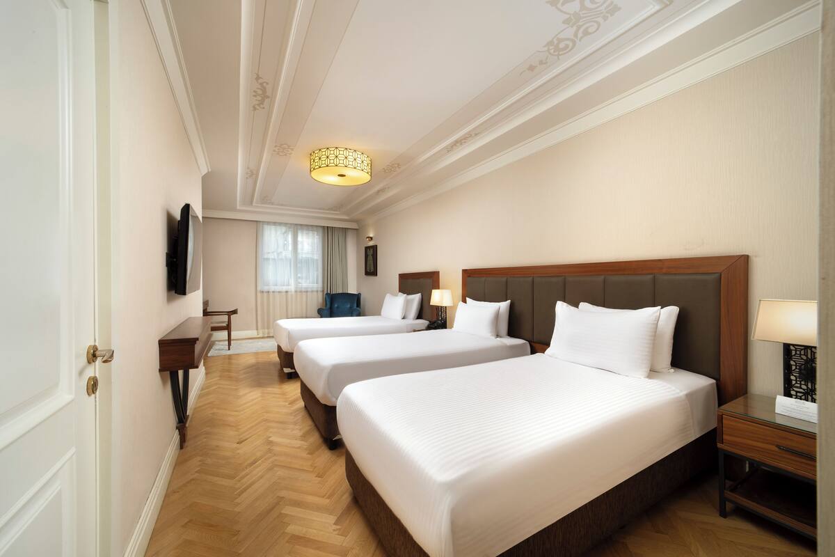 CONNECTION TWIN+DELUXE ROOM | Premium bedding, in-room safe, desk, laptop workspace