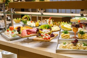 Petit déjeuner buffet servi tous les jours en supplément