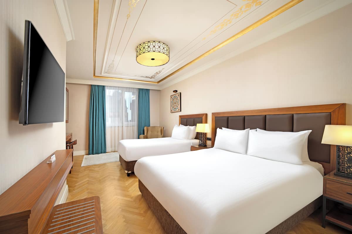  DELUXE ROOM | Premium bedding, in-room safe, desk, laptop workspace
