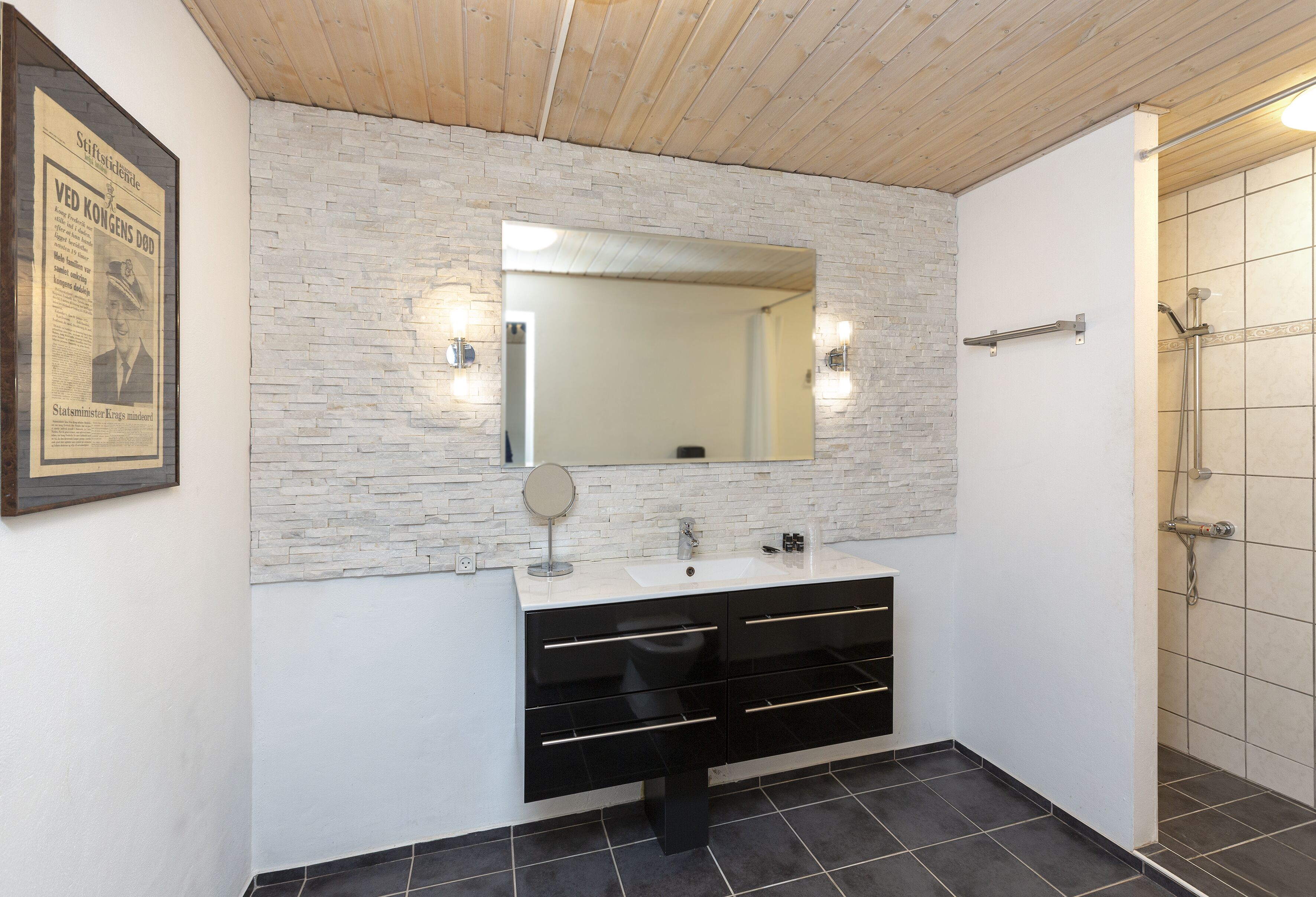 junior studio suite | bathroom | shower, free toiletries, towels