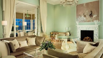 3 restaurants, breakfast, lunch, dinner served; British cuisine