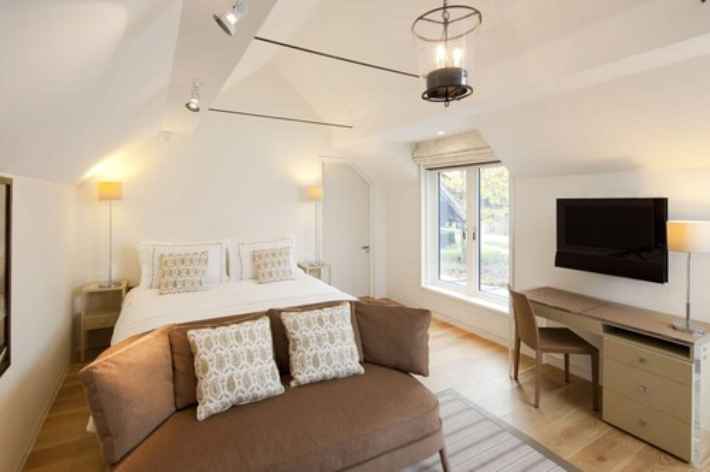 Deluxe Room (Stable) | Premium bedding, minibar, in-room safe, desk