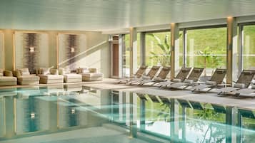 Inomhuspool och solstolar