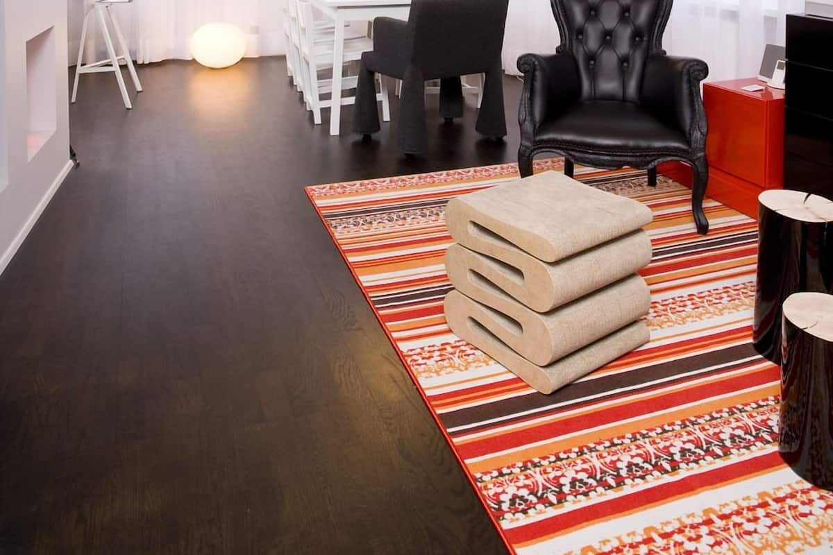Deluxe-studiolejlighed | Opholdsområde | 37-tommers plasma-tv med satellitkanaler, tv
