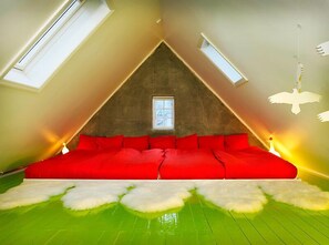 Deluxe studio | Luxe beddengoed, donzen dekbedden, Tempur Pedic-bedden