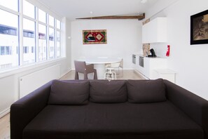 Deluxe Penthouse (one bedroom) | Living area