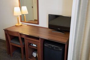 Desk, blackout curtains, iron/ironing board, free WiFi - Ginza International Hotel (Tokyo)