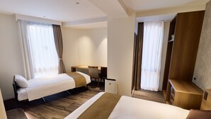 A hotel room with two beds, a desk, and a wardrobe. - Ginza International Hotel (Tokyo)