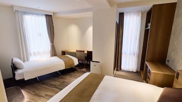 Deluxe Triple Room Non-Smoking | Desk, blackout drapes, iron/ironing board, free WiFi