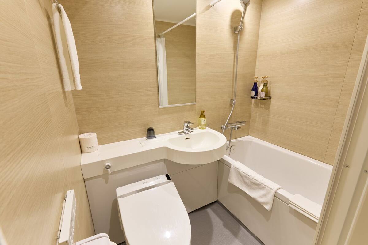 Bathroom | Combined shower/tub, free toiletries, hair dryer, slippers